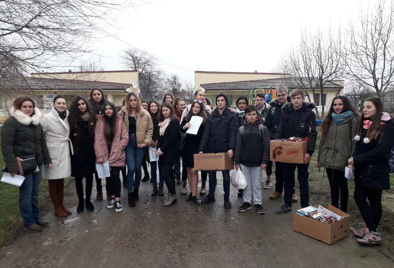 O faptă bună, un pas către fericire! Liceeni din Botoșani, în rolul Moșului - FOTO