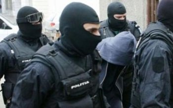 Percheziții cu mascații la locuințele …