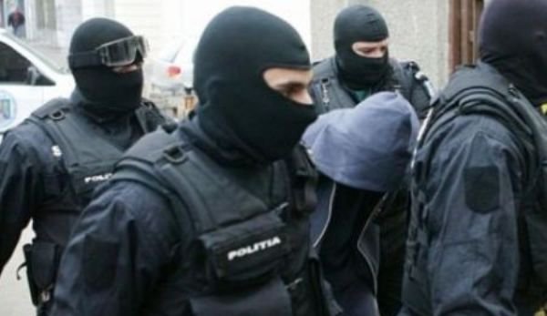 Percheziții cu mascații la locuințele unui tânăr de 18 ani, din Botoșani, cercetat pentru înșelăciune