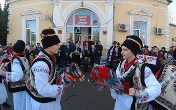 Peste 500 de colindători au …