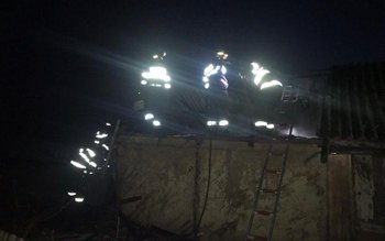 Bătrână rămasă fără acoperiș deasupra …