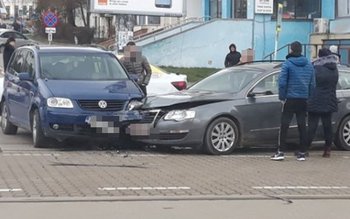 Accident! Două mașini s-au ciocnit …