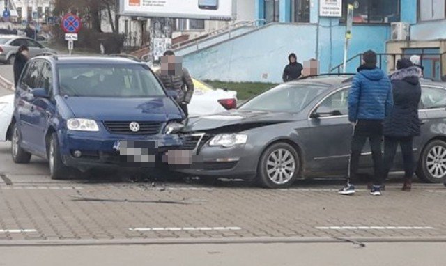 Accident! Două mașini s-au ciocnit într-o intersecție din Botoșani