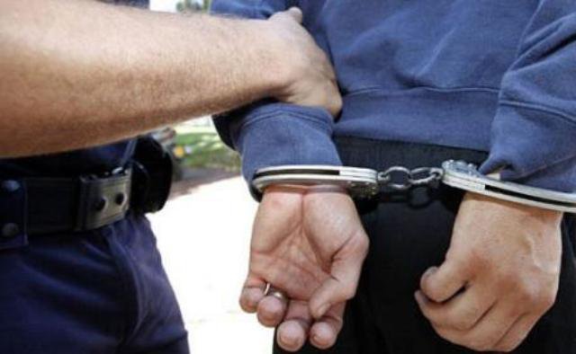 Botoșănean arestat pentru 24 de ore după ce a furat telefonul unei fete de 19 ani