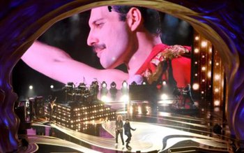 Freddie Mercury continuă să trimită, …