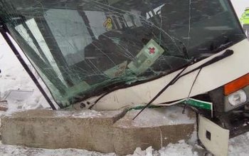 Un autobuz cu pasageri a …