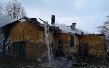 Clădire cuprinsă de flăcări la …