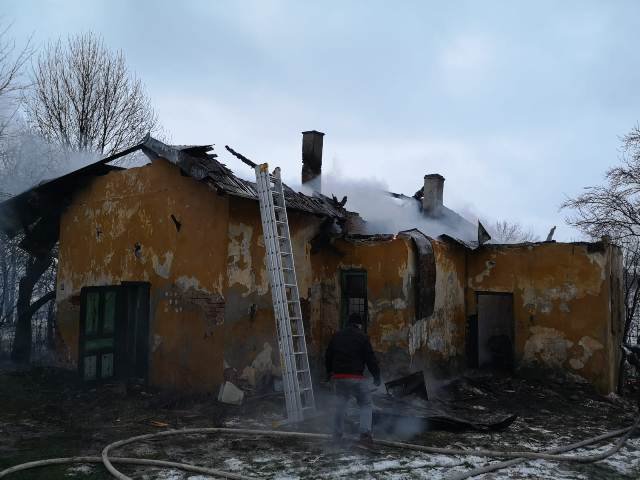 Clădire cuprinsă de flăcări la Hudești - FOTO