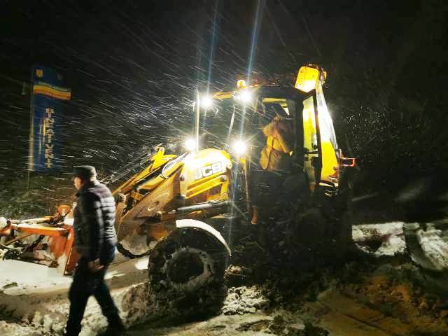 Nouă persoane rămase înzăpezite pe un drum din județul Botoșani au fost evacuate de autorități - FOTO