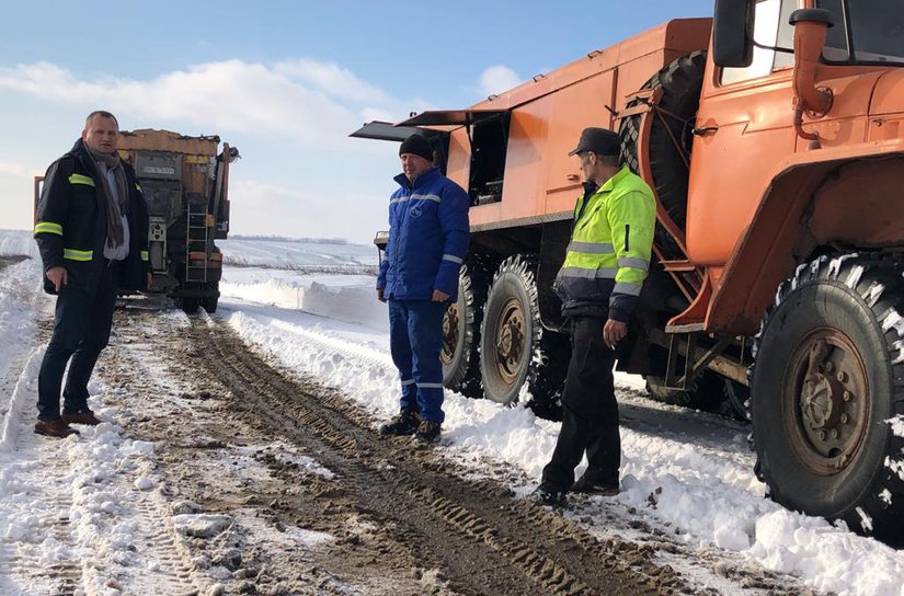 Un drum județean, blocat de zăpadă, a fost deschis circulației - FOTO