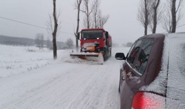 ATENȚIE! Circulaţie în condiţii de iarnă în judeţul Botoşani. Trei accidente produse pe fondul unui carosabil acoperit cu zăpadă