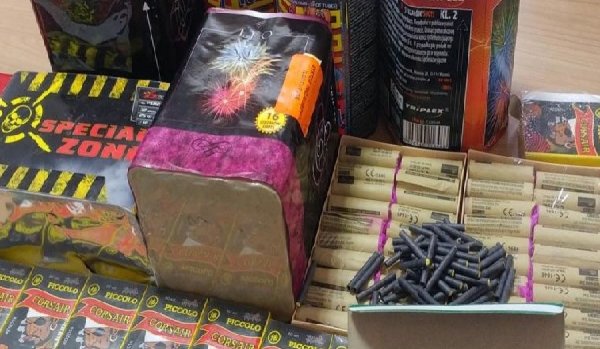 Acțiunea „Foc de artificii”, în Botoșani: O razie „explozivă” a polițiștilor care au confiscat peste 340 kg de articole pirotehnice
