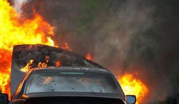 Un autoturism a fost distrus de flăcări în curtea unei spălătorii din Botoșani
