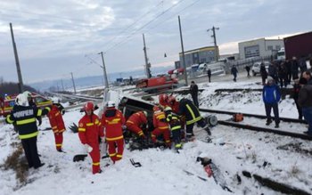 Autoutilitară spulberată de tren la …
