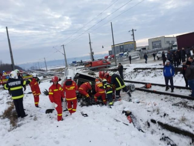 Autoutilitară spulberată de tren la Suceava! O persoană a murit și o alta a fost grav rănită