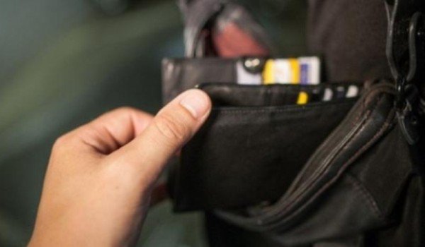 Hoață la 52 de ani… O femeie din Dorohoi, cercetată după ce a furat portofelul unei alte femei