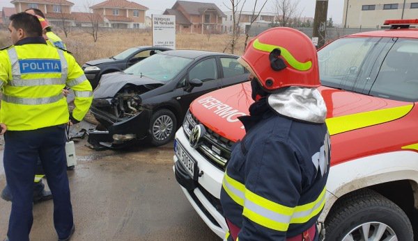 Accidentul GRAV: O victimă, scoasă dintre fiarele contorsionate ale mașinii de către pompieri