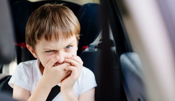 Câteva soluții care îți vin în ajutor atunci când copilul tău vomită