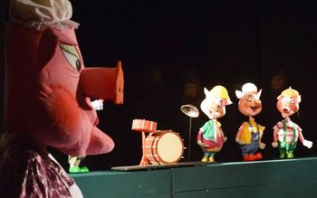 „Cei trei purceluşi”, un spectacol …