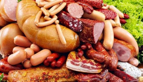 Pericolul ascuns din mezeluri. Procesatorii folosesc slănină şi zgârciuri în loc de carne