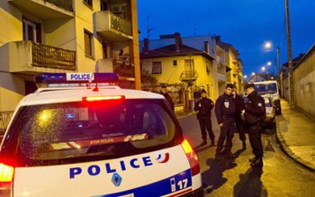 Patru români acuzați de aproape …