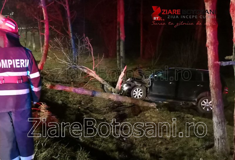 Accident! O mașină a ieșit de pe carosabil și a rupt doi copaci la intrarea în Dorohoi – FOTO