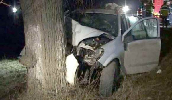 Un botoșănean a ajuns la spital dupa ce a intrat cu mașina într-un copac!