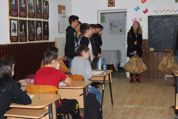 Sute de baterii colectate de tinerii de la Centrul de voluntariat B.O.M.D pentru o cauză socială - FOTO