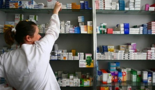Tânăr din Botoșani arestat după ce a furat mai multe cutii cu medicamente dintr-o farmacie