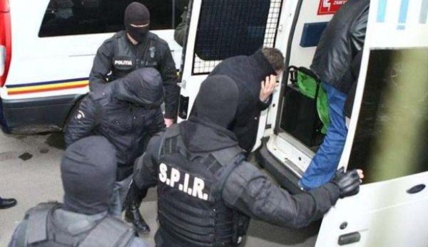 Șase moldoveni cercetați după ce au bătut și tâlhărit doi bătrâni din Curtești