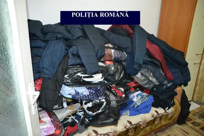 Sute de parfumuri și articole de îmbrăcăminte confiscate în urma unor percheziţii la Botoșani - FOTO