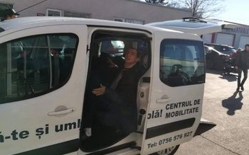 Asociația „Ridică-te și umblă” oferă …