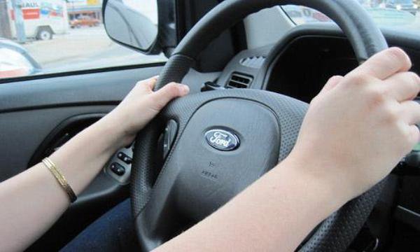 Două tinere s-au ales cu dosare penale după ce au fost prinse conducând autoturisme fără a avea permise