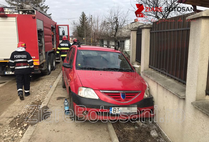 Accident! O mașină a intrat în gardul unei case din Dorohoi - FOTO