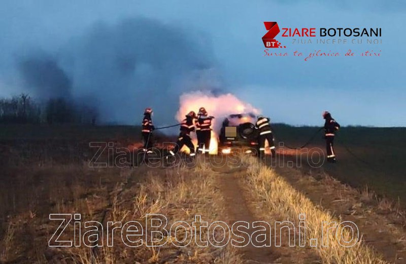 Mașină distrusă de foc pe un câmp din județul Botoșani - FOTO