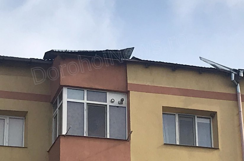 Codul galben face ravagii. Vântul a luat pe sus acoperișurile unor blocuri din Dorohoi și Botoșani - FOTO