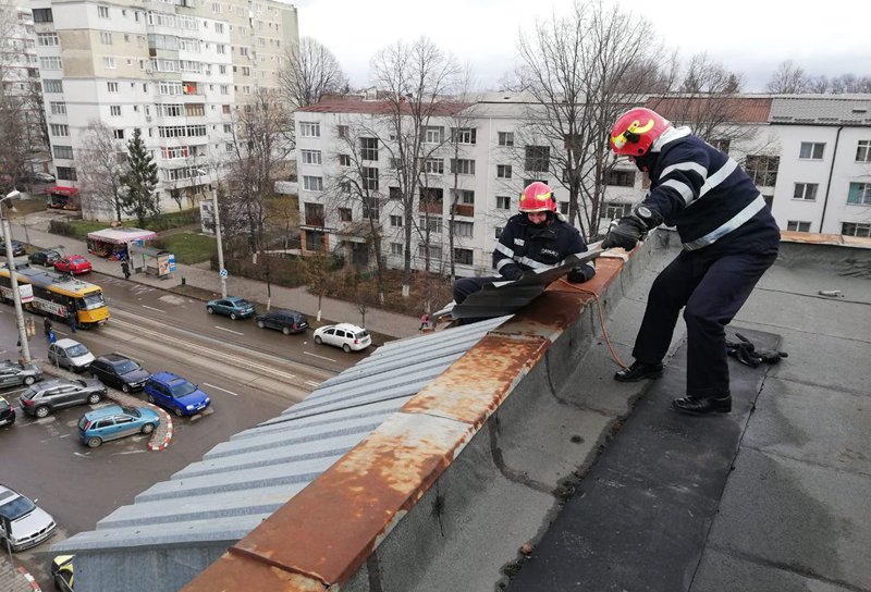 Codul portocaliu de vânt face pagube la Botoșani! Pompierii solicitați să intervină în mai multe situații - FOTO