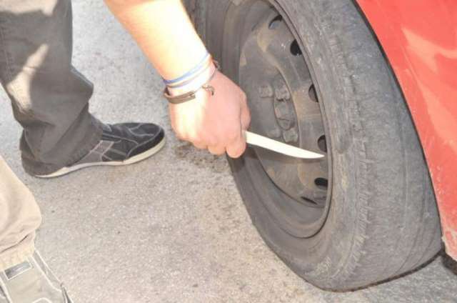 Botoșănean reținut după ce a spart mai multe anvelope și a amenințat o femeie