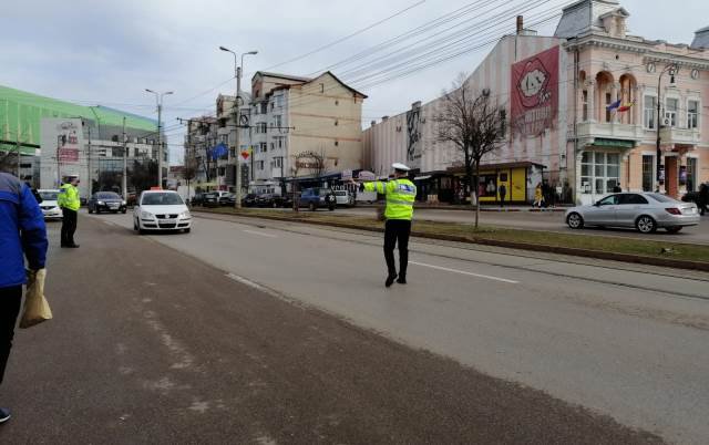 Polițiștii au „amendat” cu mărțișoare conducătoarele auto din Botoșani