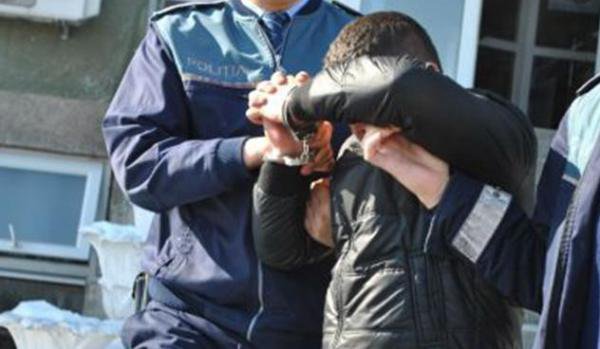 Doi tineri din Botoșani reţinuţi pentru furt. Au sustras bunuri în sumă de 2000 de lei din incinta unei societăţi