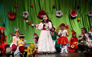 Cântece, dansuri, poezii și scenete …