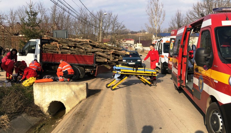 Accident! Doi copii care se plimbau cu o trotinetă călcați de o autoutilitară