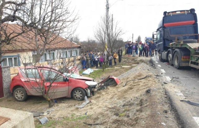 Mașină spulberată de un TIR la Suceava! Un bărbat a murit și o tânără de 18 ani este în comă