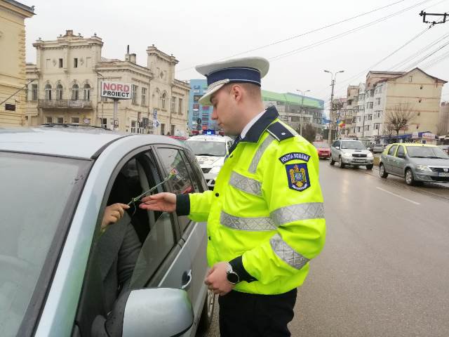 Șoferițe „amendate” cu flori de polițiștii botoșăneni – FOTO
