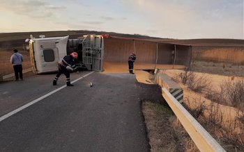 Accident! Un camion încărcat cu …