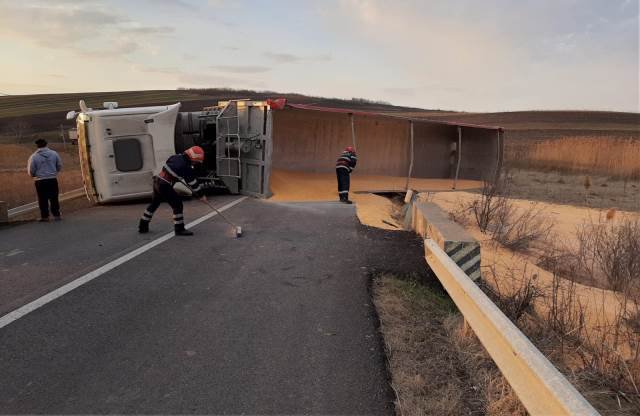 Accident! Un camion încărcat cu cereale s-a răsturnat pe un drum național din Botoșani - FOTO