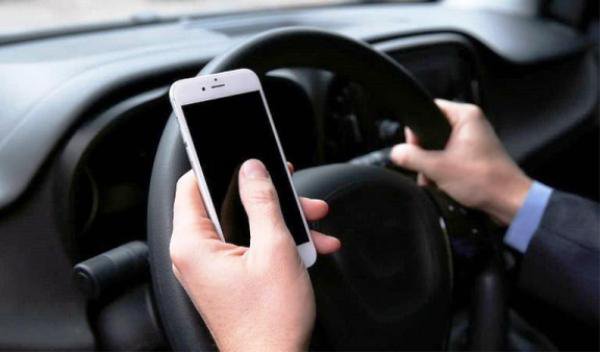 Codul Rutier a fost modificat din nou: Ce pățesc șoferii dacă țin telefonul în mână în timpul mersului