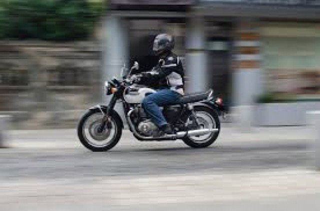 Tânăr depistat de poliţiştii dărăbăneni conducând un motociclu deși nu deținea permis