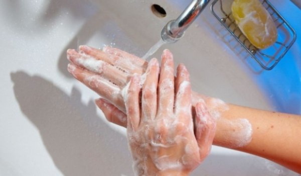 Cum să te speli corect pe mâini. De ce sunt necesare 20 de secunde