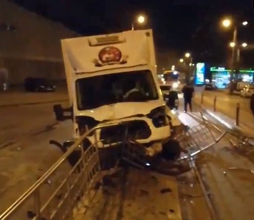 Accident în Botoșani! O camionetă a distrus o stație de tramvai